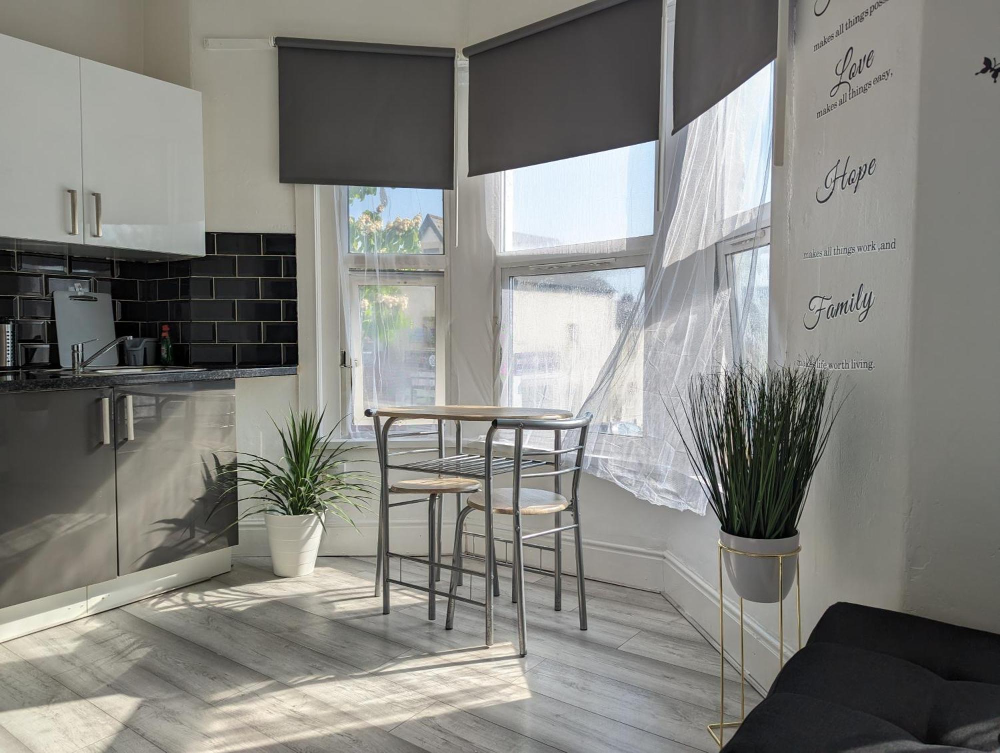 Inner-City Apartments - Basic Amenites Cardiff Ngoại thất bức ảnh