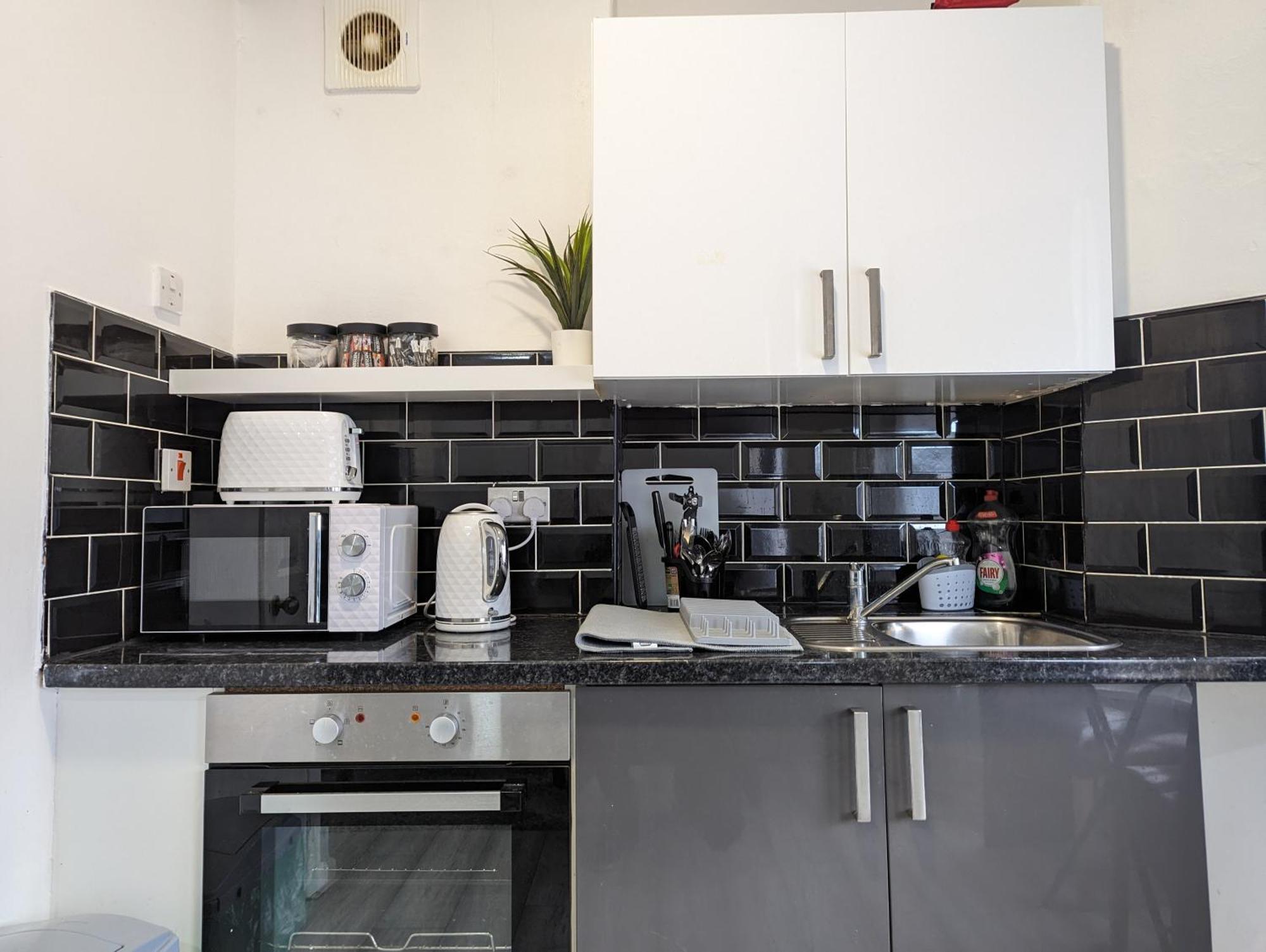 Inner-City Apartments - Basic Amenites Cardiff Ngoại thất bức ảnh