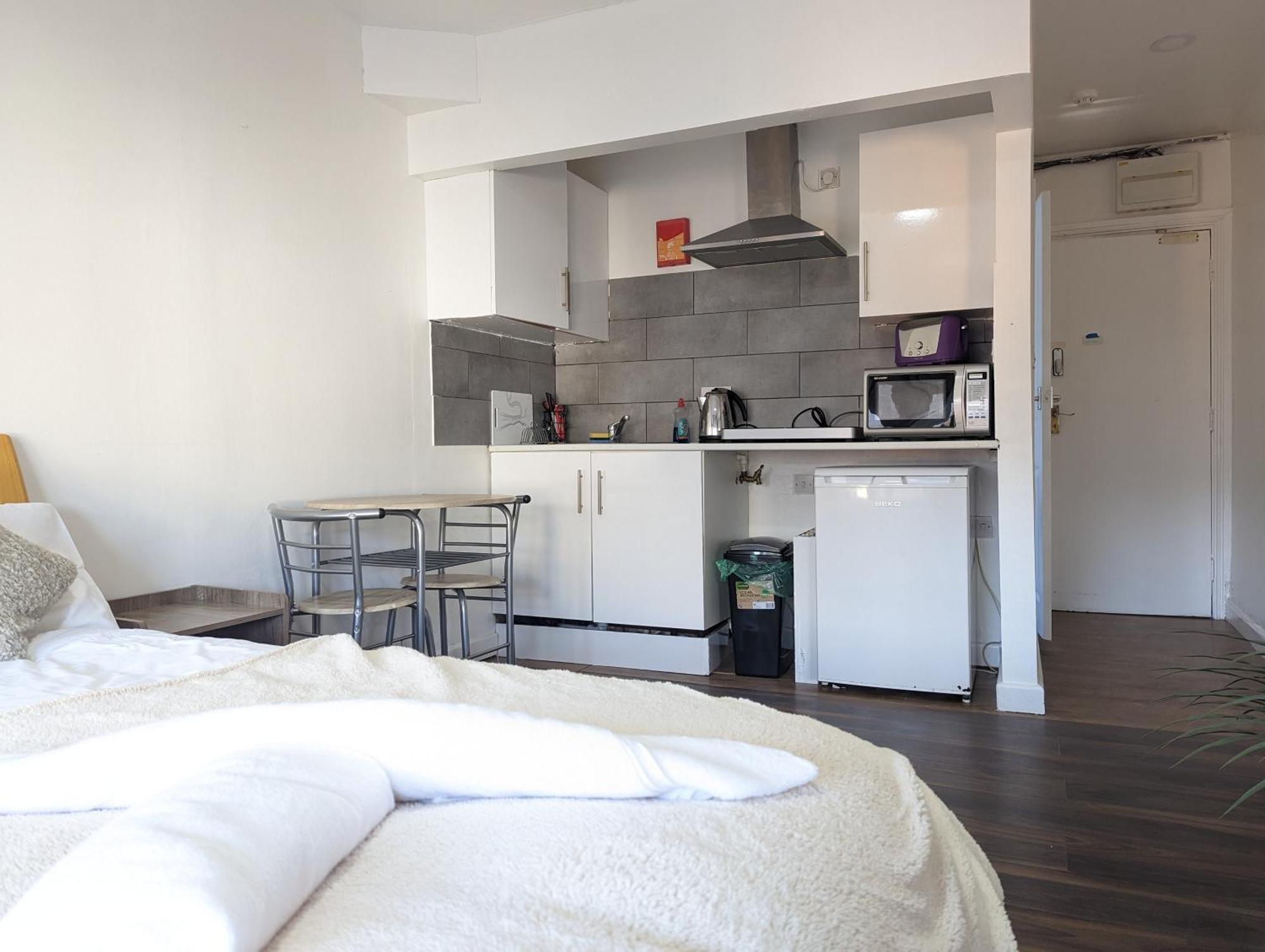Inner-City Apartments - Basic Amenites Cardiff Ngoại thất bức ảnh