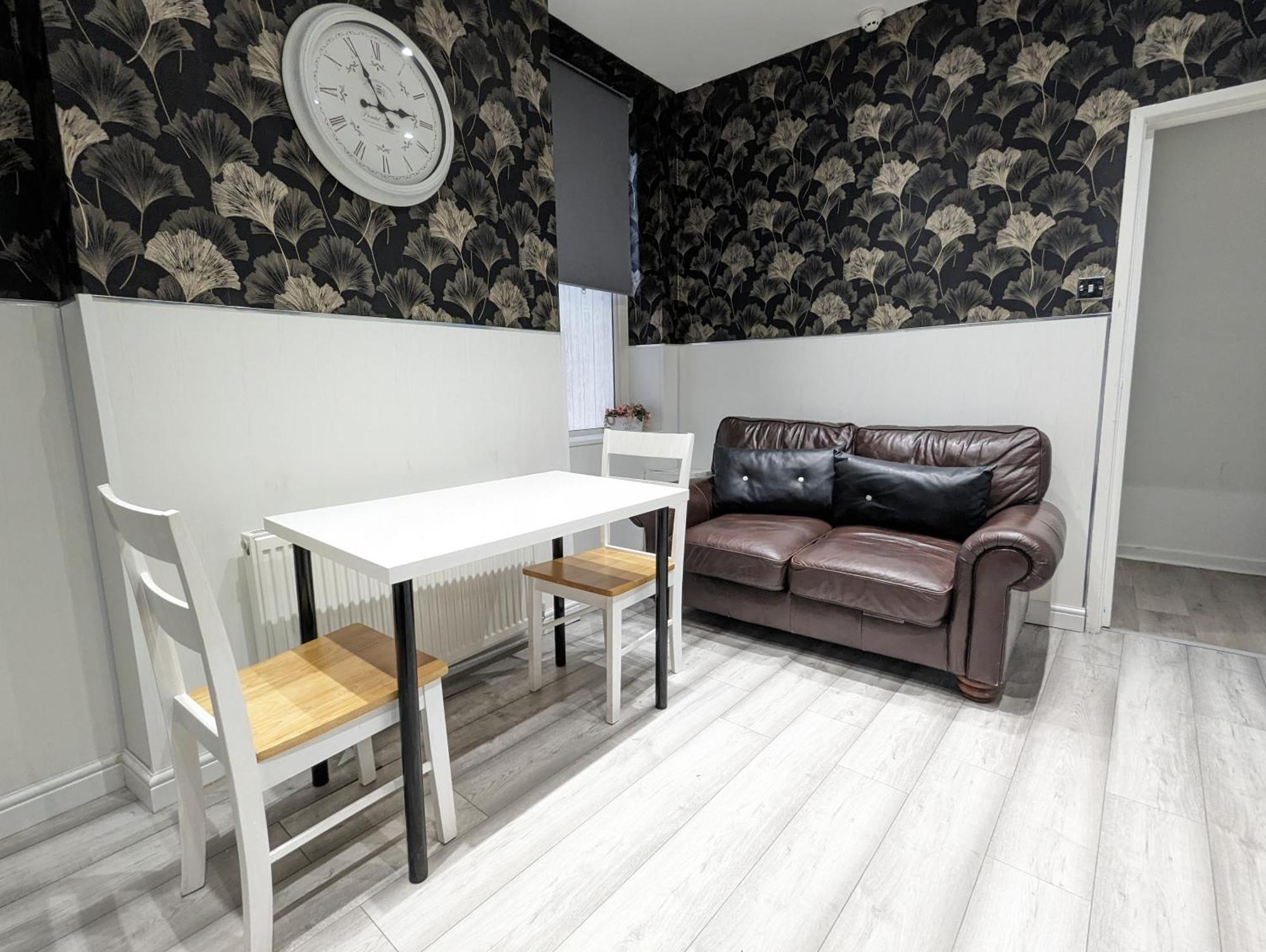 Inner-City Apartments - Basic Amenites Cardiff Ngoại thất bức ảnh