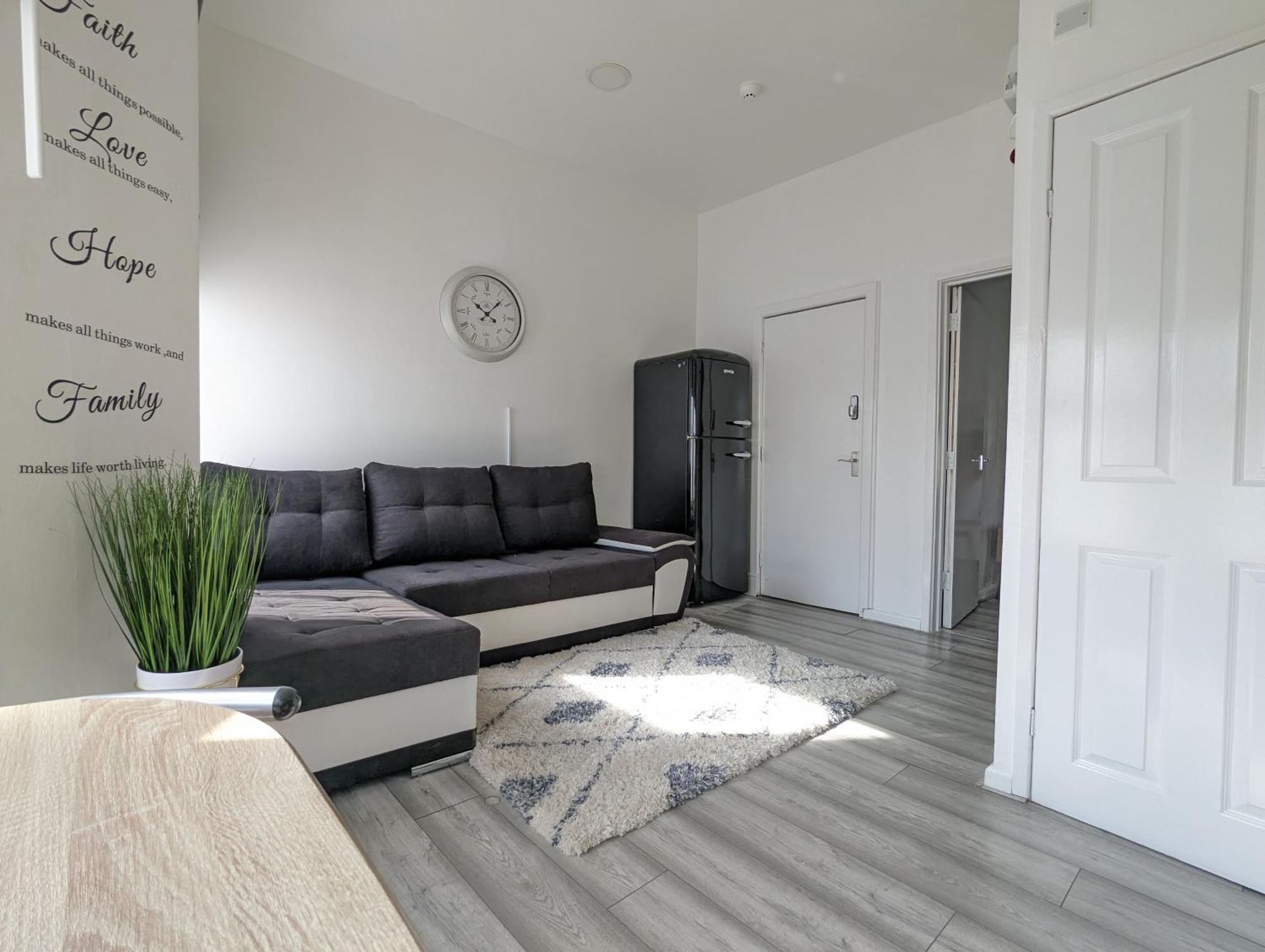 Inner-City Apartments - Basic Amenites Cardiff Ngoại thất bức ảnh