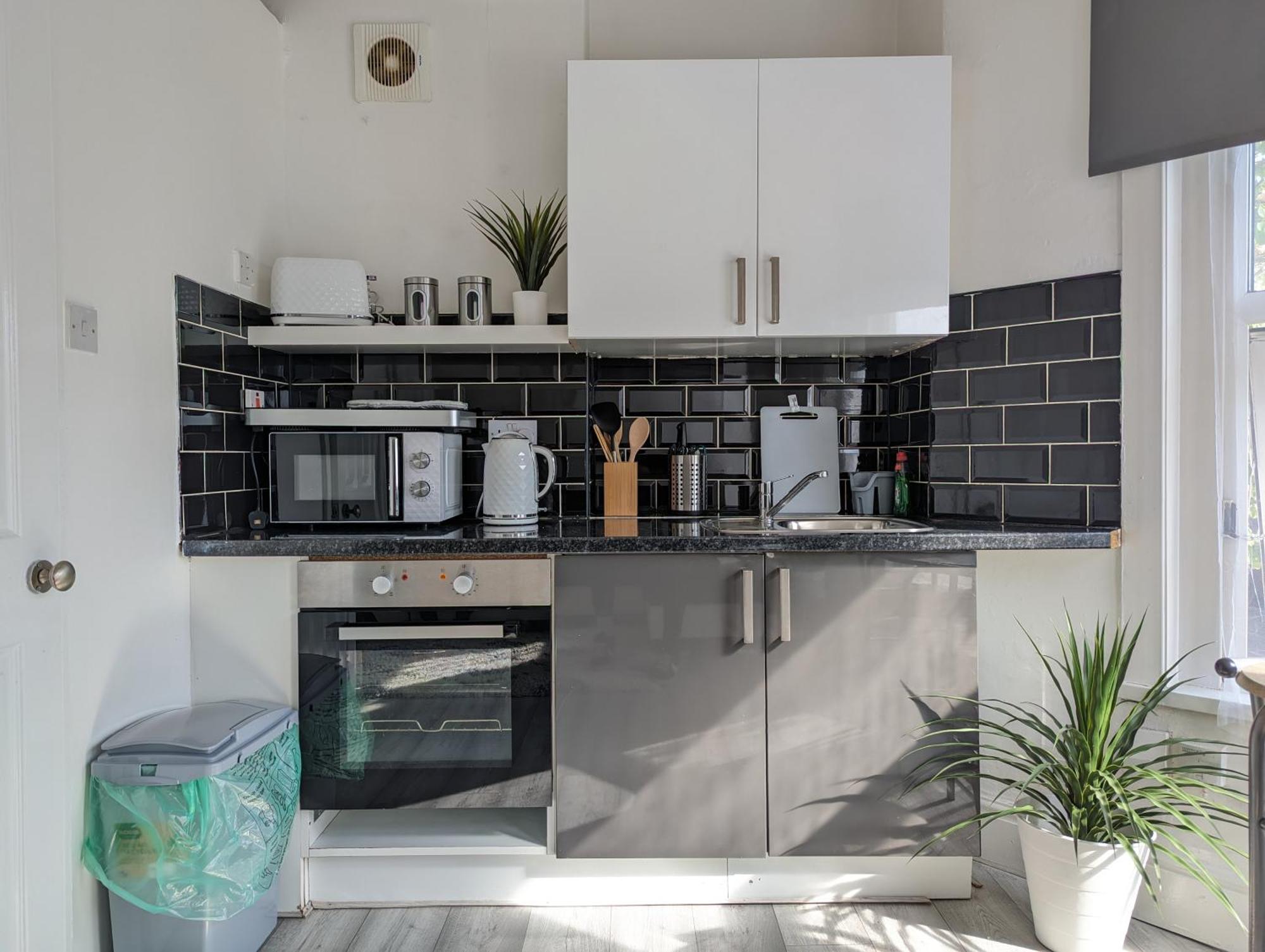 Inner-City Apartments - Basic Amenites Cardiff Ngoại thất bức ảnh