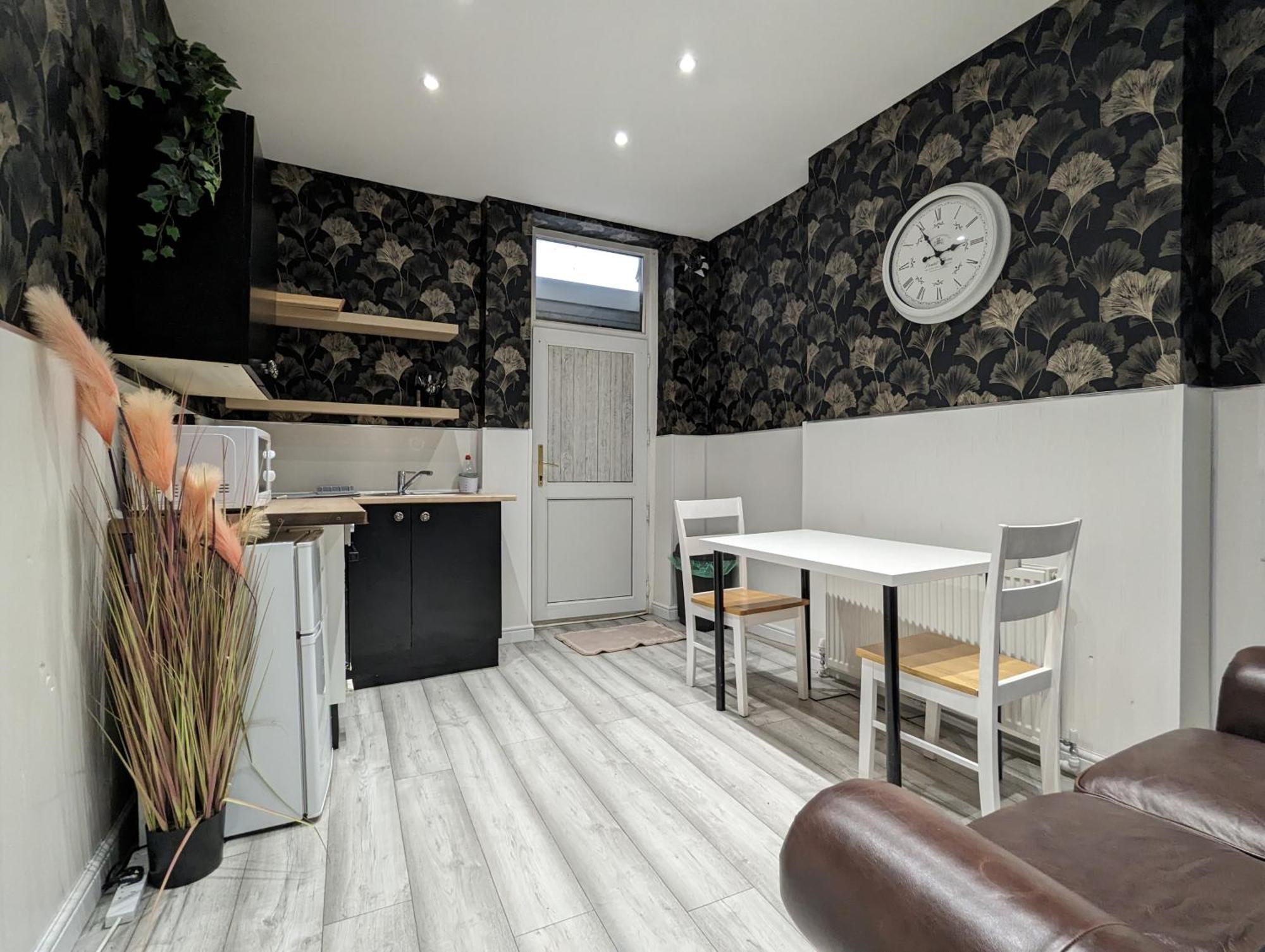 Inner-City Apartments - Basic Amenites Cardiff Ngoại thất bức ảnh